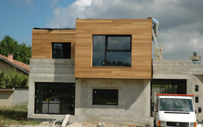 Habiller du parpaing avec du bois